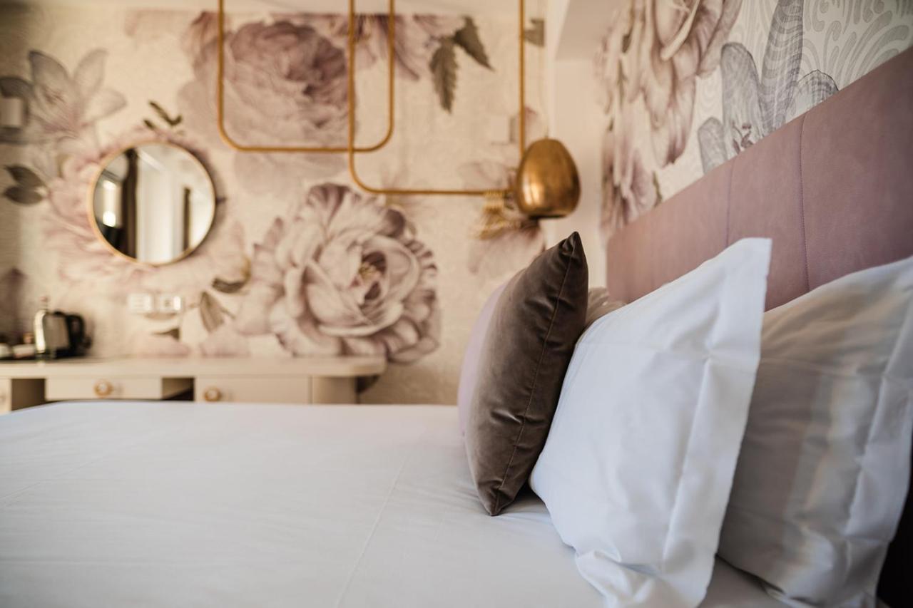 Luxury Suites Rocopom - Lake Front Малграте Екстериор снимка
